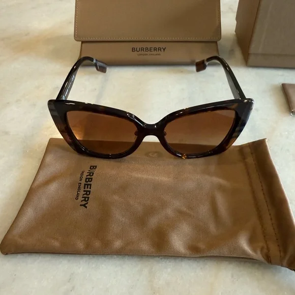 Burberry Meryl Sunglasses NWT - Picture 7 of 9